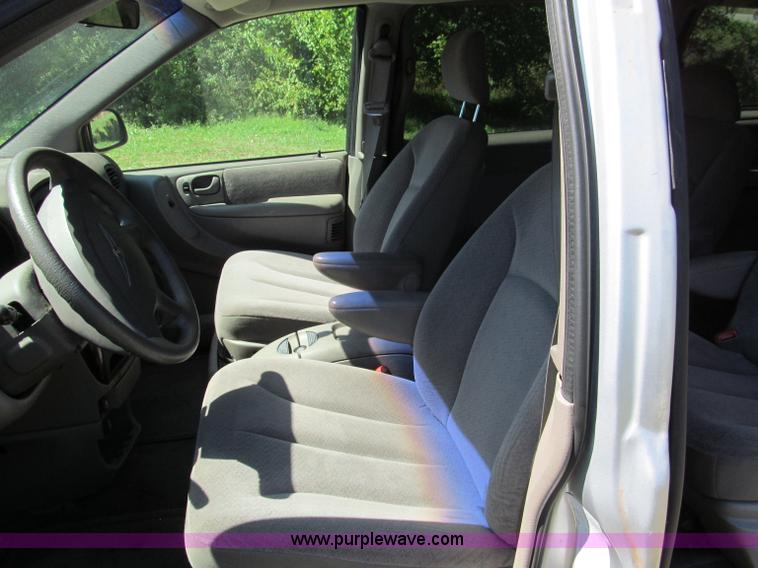 image for item E2162 2001 Chrysler Town & Country LX mini van