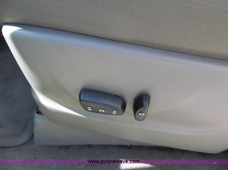 image for item E2162 2001 Chrysler Town & Country LX mini van