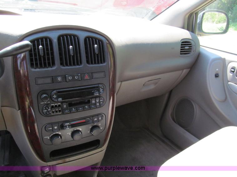 image for item E2162 2001 Chrysler Town & Country LX mini van