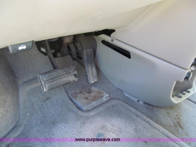 image for item E2162 2001 Chrysler Town & Country LX mini van