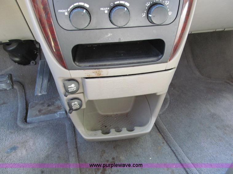 image for item E2162 2001 Chrysler Town & Country LX mini van