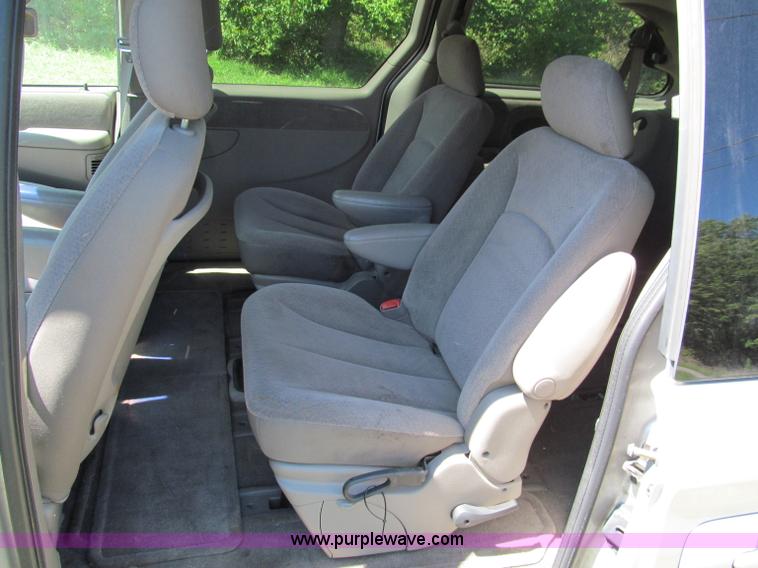 image for item E2162 2001 Chrysler Town & Country LX mini van