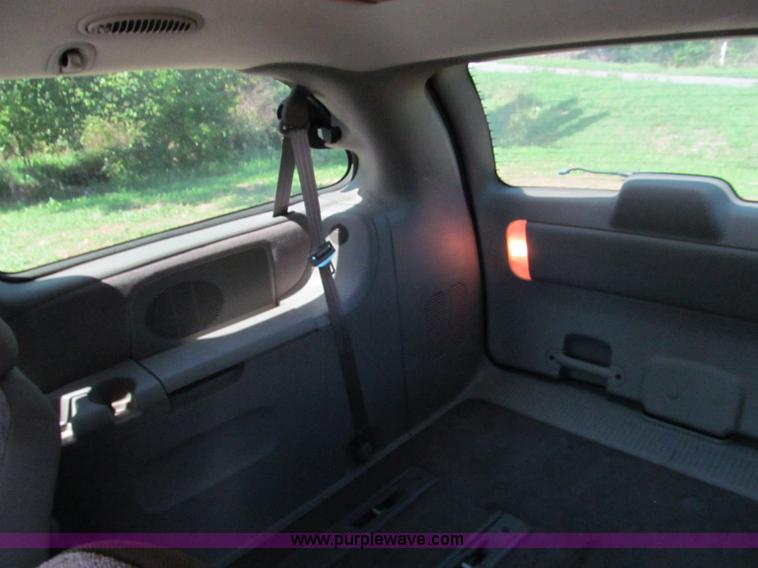 image for item E2162 2001 Chrysler Town & Country LX mini van
