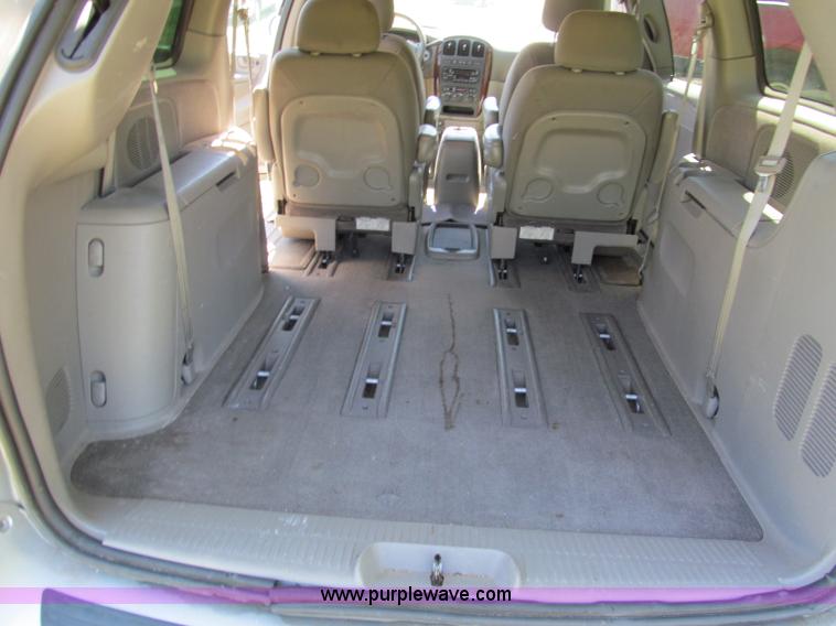 image for item E2162 2001 Chrysler Town & Country LX mini van