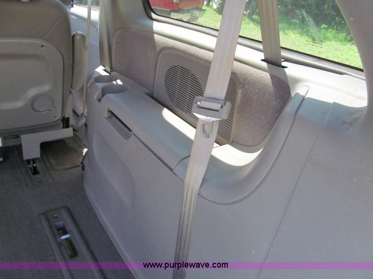 image for item E2162 2001 Chrysler Town & Country LX mini van