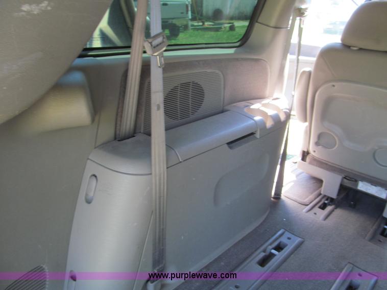 image for item E2162 2001 Chrysler Town & Country LX mini van