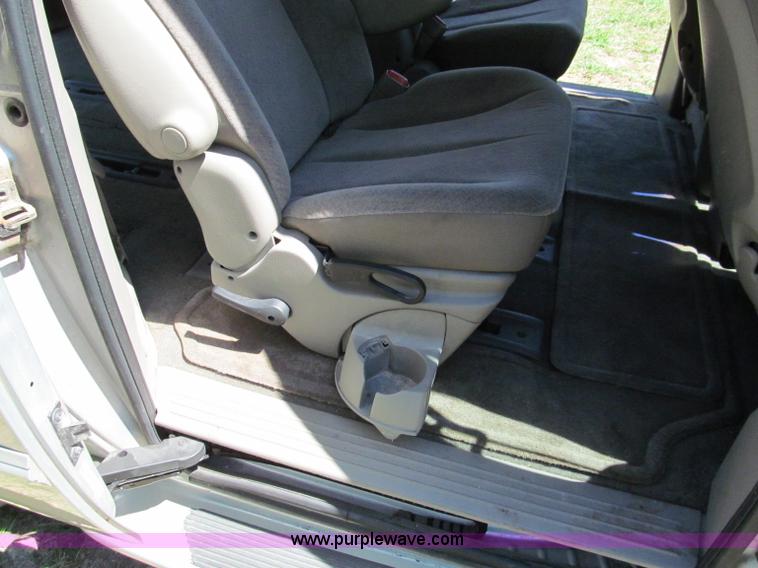 image for item E2162 2001 Chrysler Town & Country LX mini van