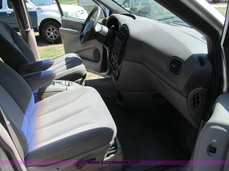 image for item E2162 2001 Chrysler Town & Country LX mini van