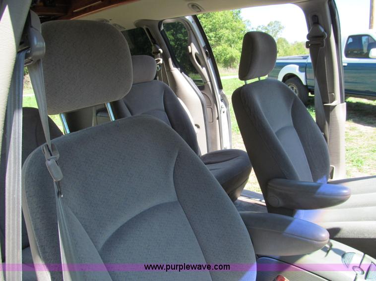 image for item E2162 2001 Chrysler Town & Country LX mini van