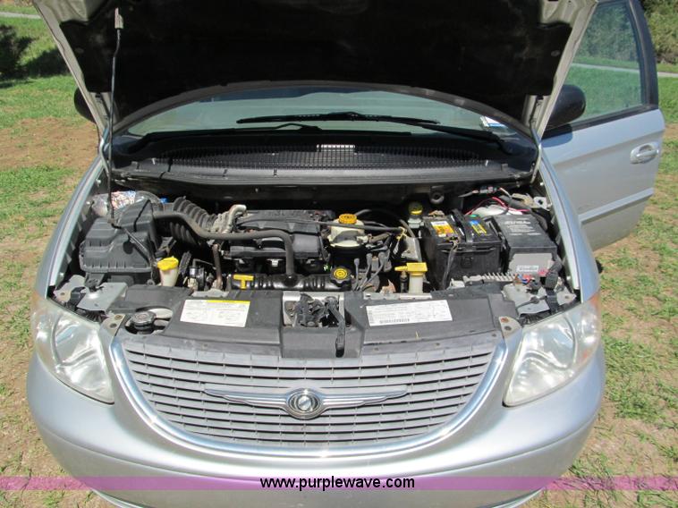 image for item E2162 2001 Chrysler Town & Country LX mini van