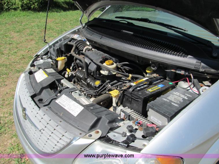 image for item E2162 2001 Chrysler Town & Country LX mini van