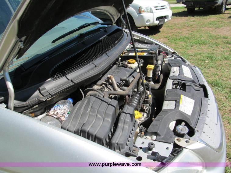 image for item E2162 2001 Chrysler Town & Country LX mini van