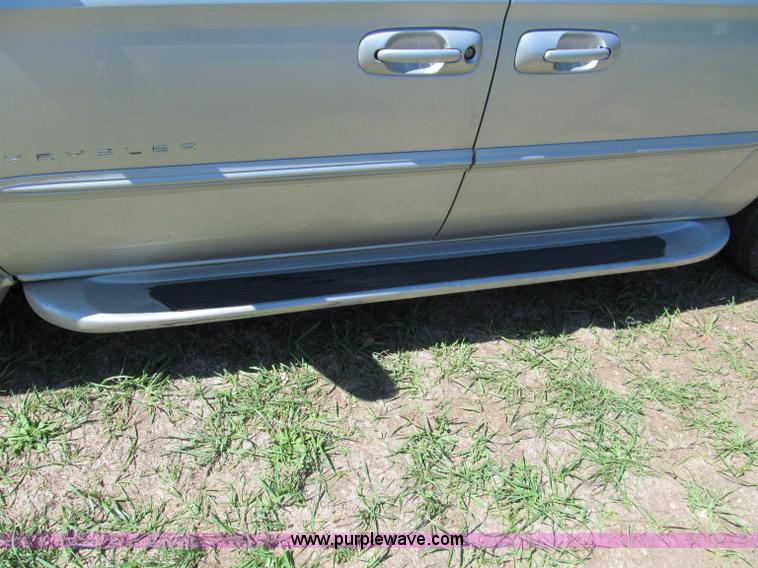 image for item E2162 2001 Chrysler Town & Country LX mini van