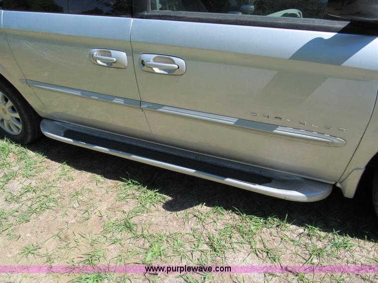 image for item E2162 2001 Chrysler Town & Country LX mini van