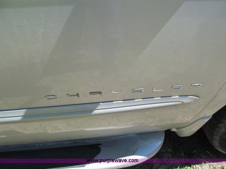 image for item E2162 2001 Chrysler Town & Country LX mini van