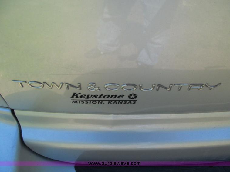 image for item E2162 2001 Chrysler Town & Country LX mini van