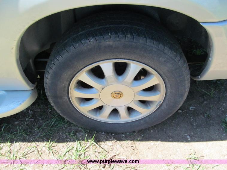 image for item E2162 2001 Chrysler Town & Country LX mini van