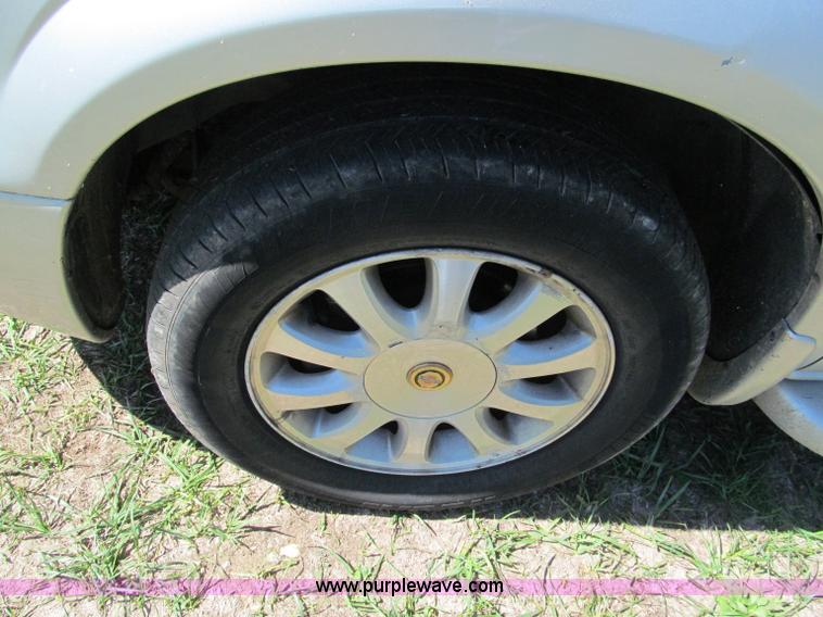 image for item E2162 2001 Chrysler Town & Country LX mini van