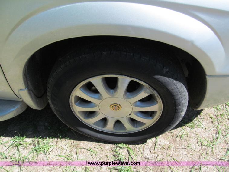 image for item E2162 2001 Chrysler Town & Country LX mini van