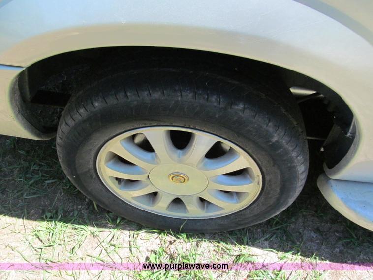 image for item E2162 2001 Chrysler Town & Country LX mini van
