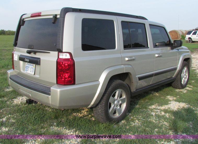 image for item E8030 2007 Jeep Commander Sport SUV