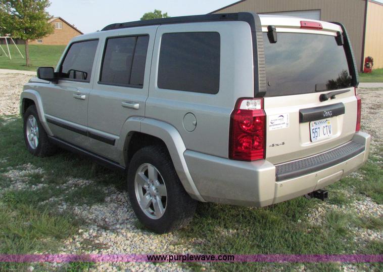 image for item E8030 2007 Jeep Commander Sport SUV
