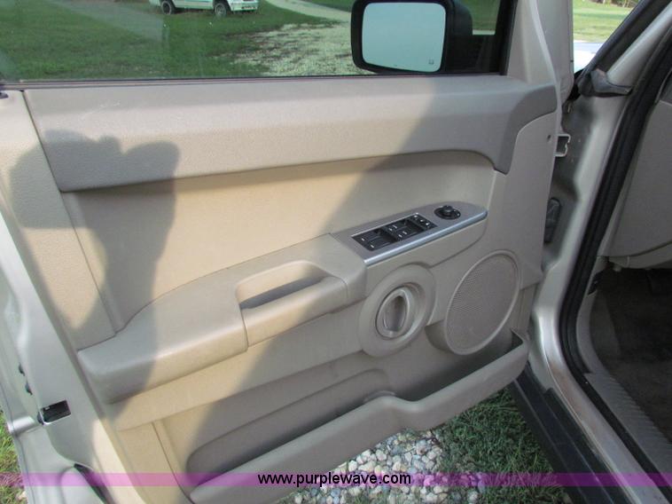 image for item E8030 2007 Jeep Commander Sport SUV