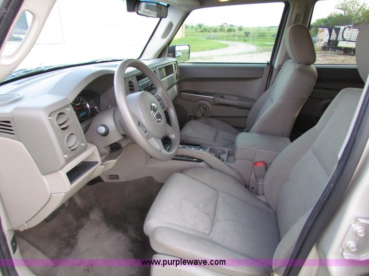 image for item E8030 2007 Jeep Commander Sport SUV