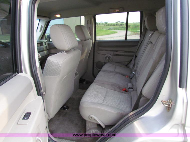 image for item E8030 2007 Jeep Commander Sport SUV