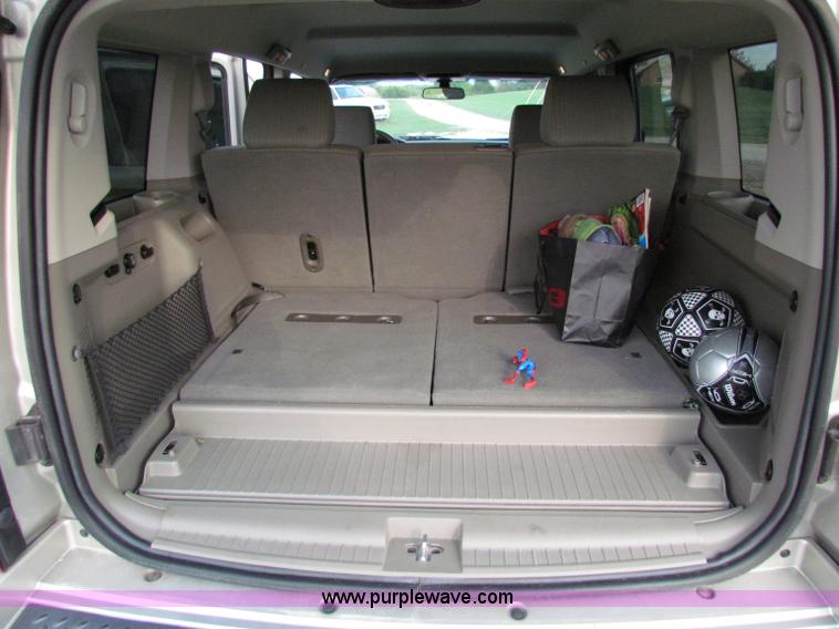 image for item E8030 2007 Jeep Commander Sport SUV