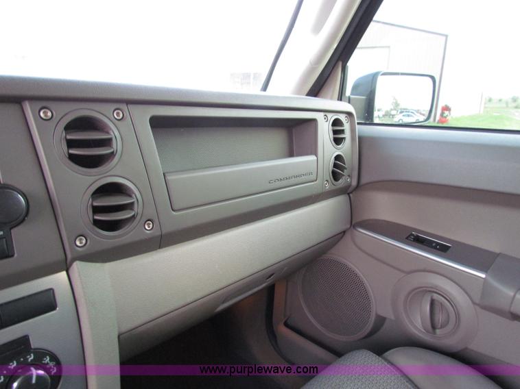 image for item E8030 2007 Jeep Commander Sport SUV