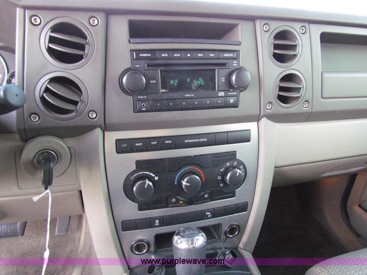 image for item E8030 2007 Jeep Commander Sport SUV