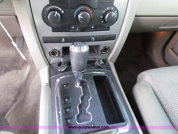 image for item E8030 2007 Jeep Commander Sport SUV