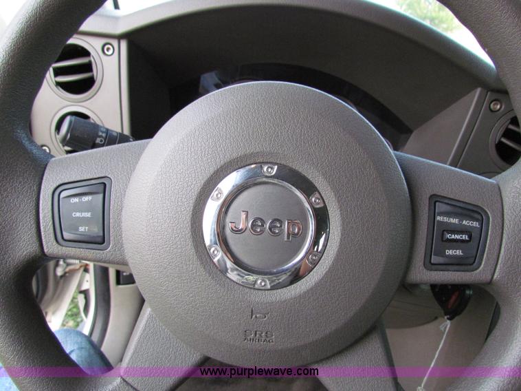 image for item E8030 2007 Jeep Commander Sport SUV