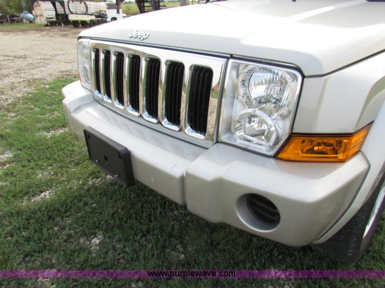 image for item E8030 2007 Jeep Commander Sport SUV