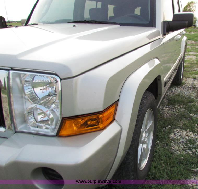 image for item E8030 2007 Jeep Commander Sport SUV