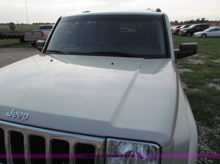 image for item E8030 2007 Jeep Commander Sport SUV