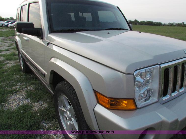 image for item E8030 2007 Jeep Commander Sport SUV