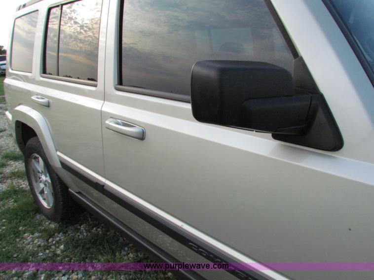 image for item E8030 2007 Jeep Commander Sport SUV