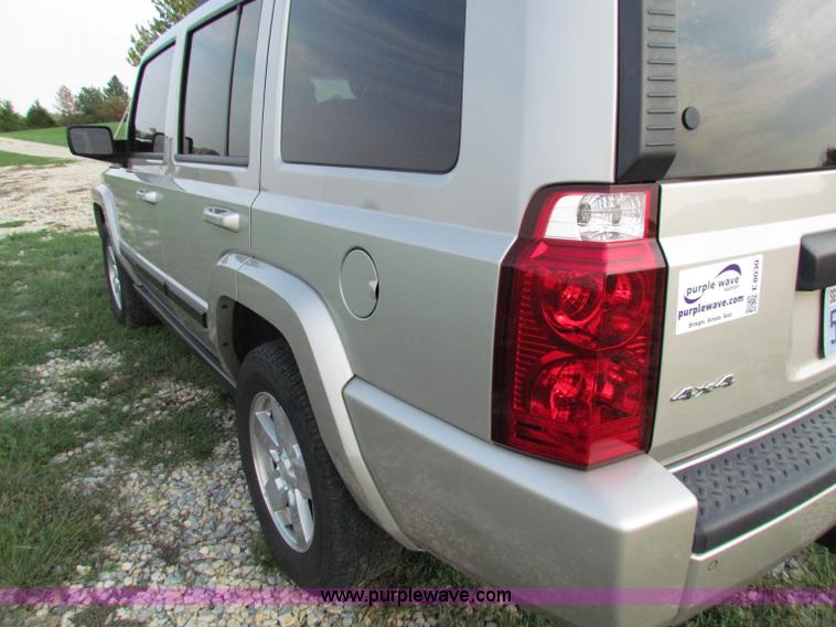 image for item E8030 2007 Jeep Commander Sport SUV