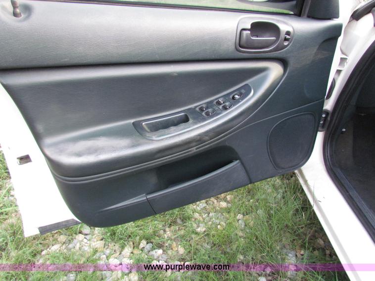 image for item E8031 2004 Chrysler Sebring LXi