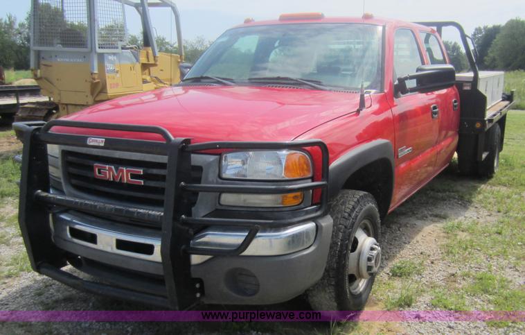 image for item F6511 2005 GMC Sierra C3500 flatbed pickup truck