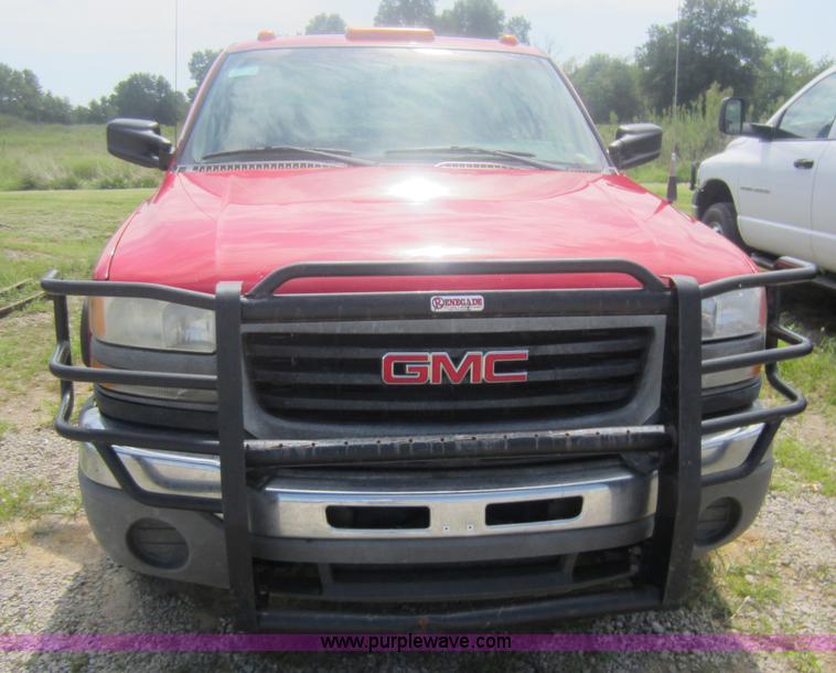 image for item F6511 2005 GMC Sierra C3500 flatbed pickup truck