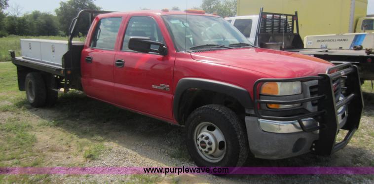 image for item F6511 2005 GMC Sierra C3500 flatbed pickup truck