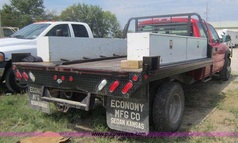 image for item F6511 2005 GMC Sierra C3500 flatbed pickup truck