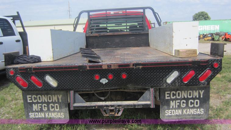 image for item F6511 2005 GMC Sierra C3500 flatbed pickup truck
