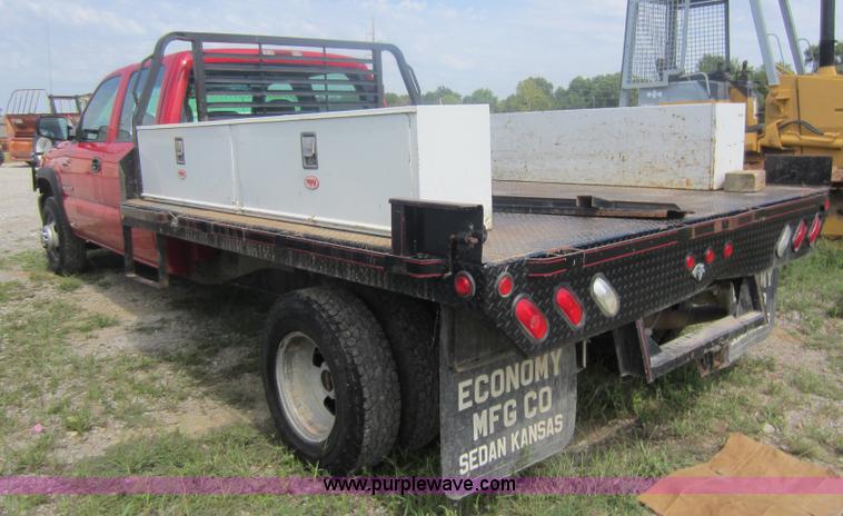 image for item F6511 2005 GMC Sierra C3500 flatbed pickup truck