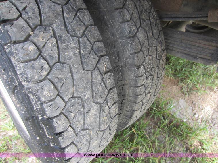 image for item F6511 2005 GMC Sierra C3500 flatbed pickup truck