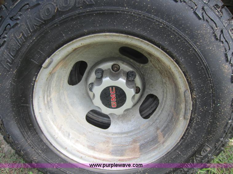 image for item F6511 2005 GMC Sierra C3500 flatbed pickup truck