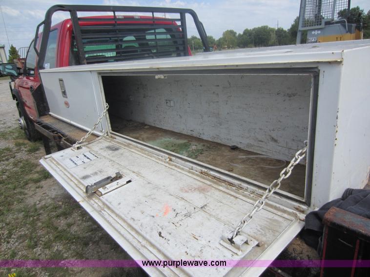 image for item F6511 2005 GMC Sierra C3500 flatbed pickup truck